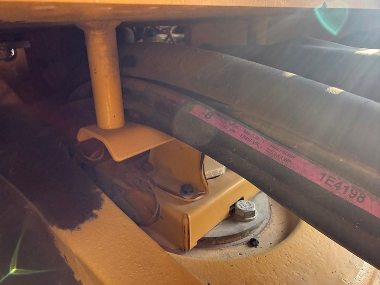 2015-caterpillar-cb66b-image-34