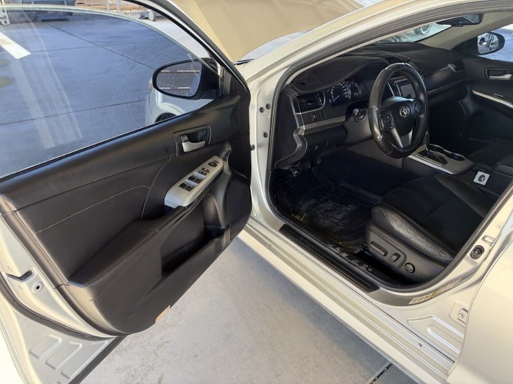 2014-toyota-camry-sdn-image-29