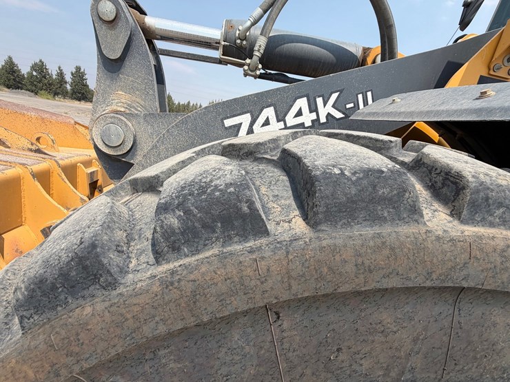 2019-deere-744k-image-87
