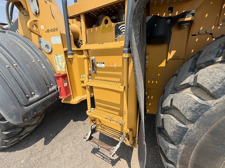 2019-deere-744k-image-63