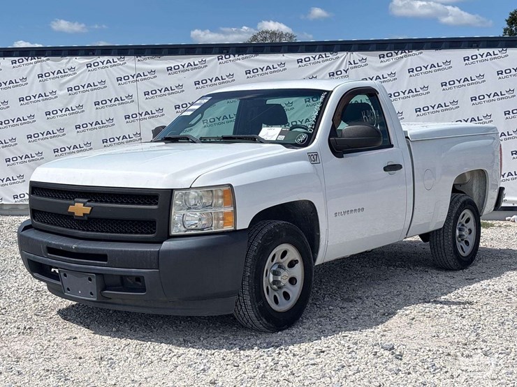 2013-chevrolet-silverado-1500-pickup-truck-image-1