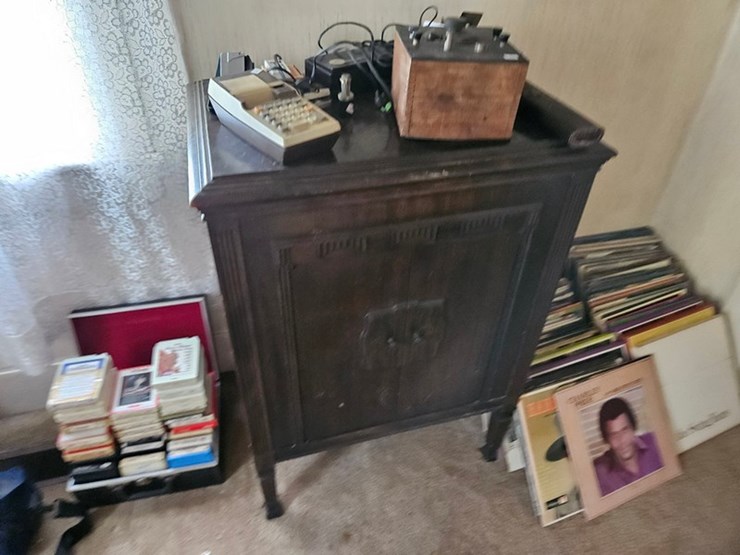 #8001-•-live-on-the-ground-house-hold-items-image-36