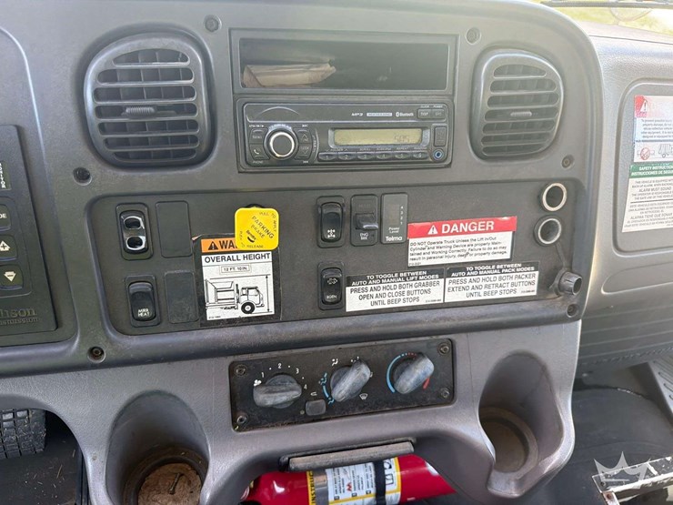 2017-freightliner-m2-106-image-10