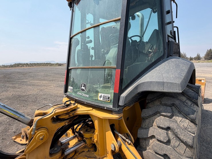 2016-deere-410l-image-34