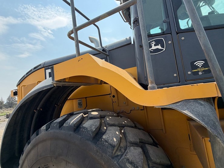 2019-deere-744k-image-39
