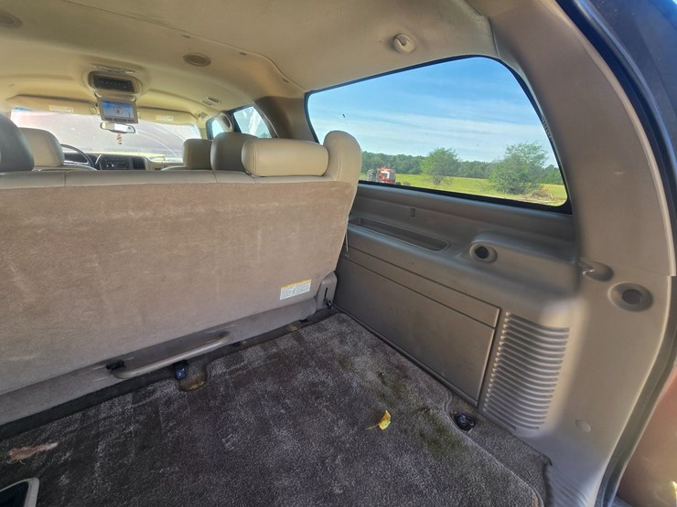 2003-chevrolet-suburban-image-60