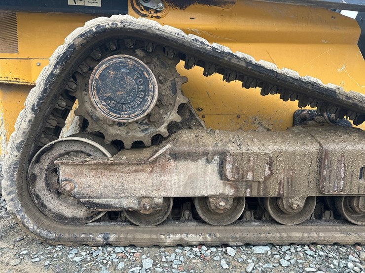deere-323e-image-60