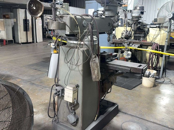 republic--lagun-model:-ftv-2s-turret-milling-machine-with-heidenhain-control-monitor-image-2