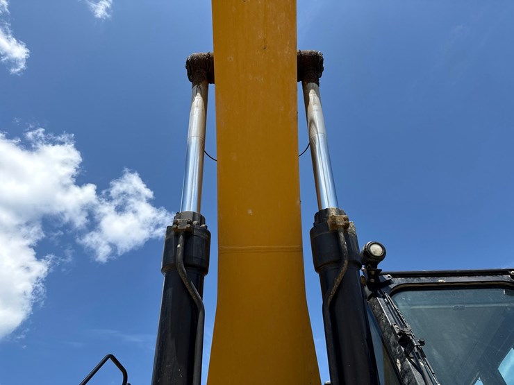 2019-caterpillar-352f-image-23
