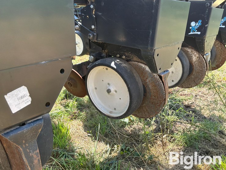 1997-kinze-2600-image-19