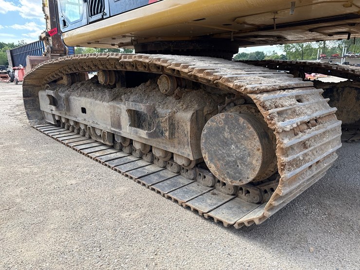 2019-caterpillar-352f-image-102