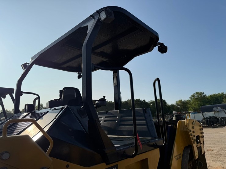 2015-caterpillar-cb66b-image-16