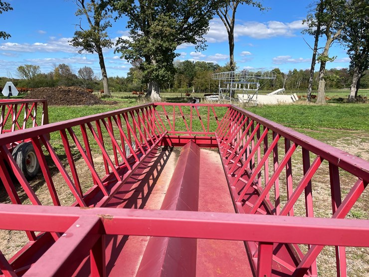 #1608-•-notch-24'-feeder-wagon-image-11
