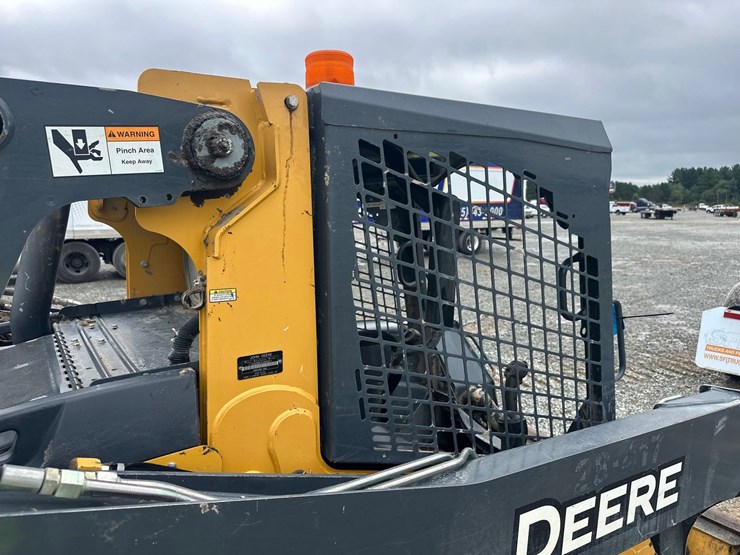 deere-323e-image-13