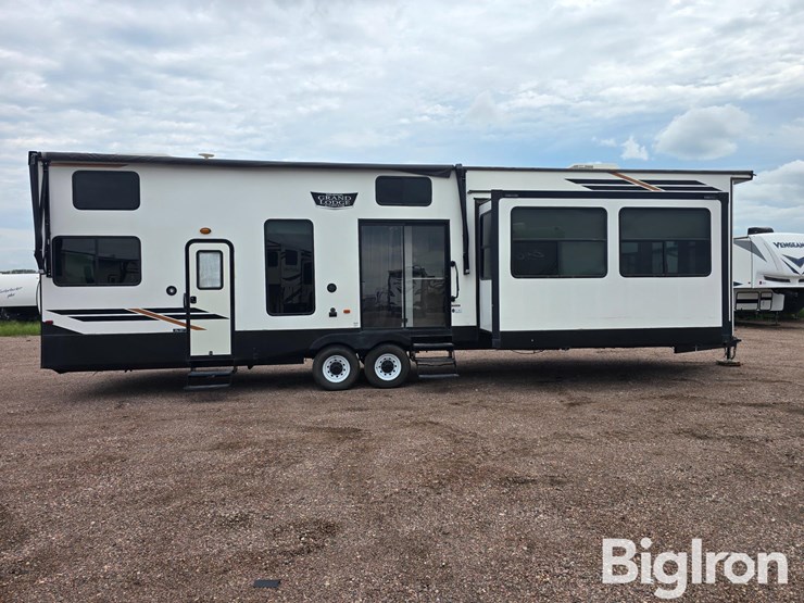 2022-forest-river-wildwood-grand-lodge-42fldl-t/a-destination-trailer-image-4