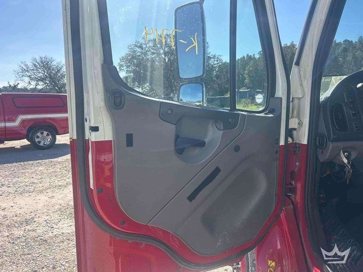 2016-freightliner-m2-106-image-13