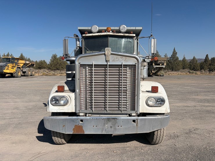 #2532-•-kenworth-w928-tandem-axle-dump-truck-image-2