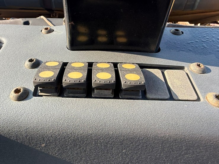 2015-caterpillar-cb66b-image-108