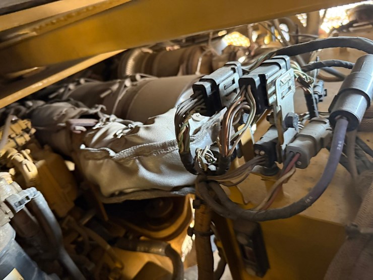 2015-caterpillar-cb66b-image-27