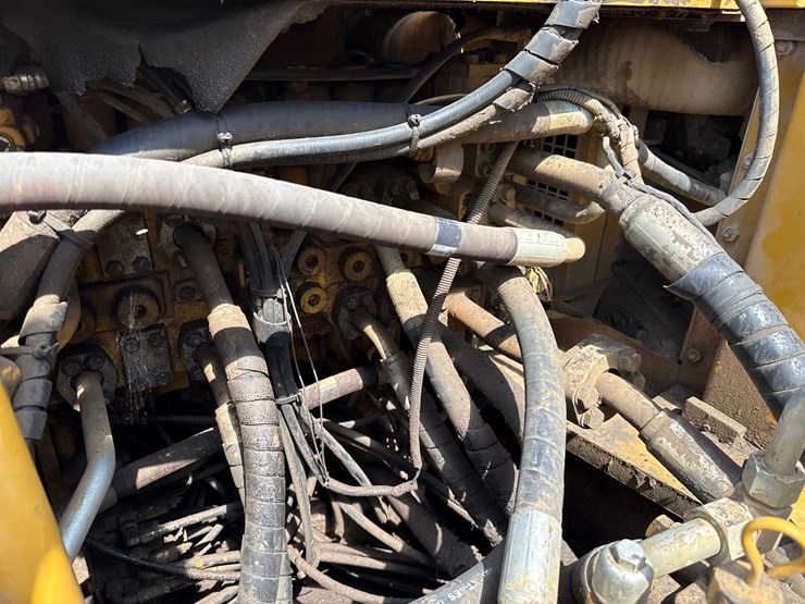 2019-caterpillar-352f-image-43