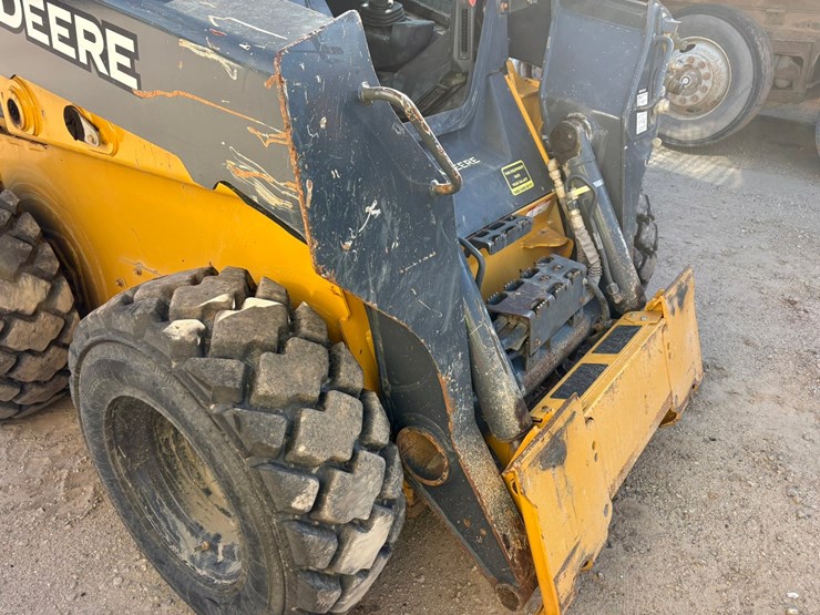 2021-deere-330g-image-17