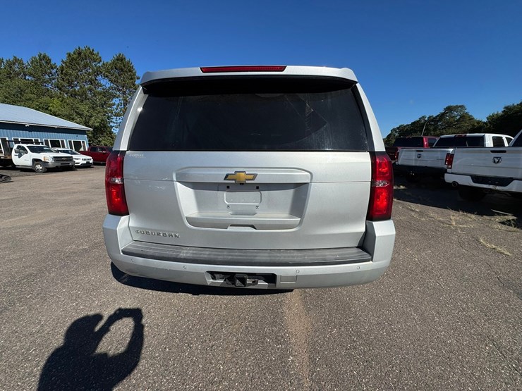 2017-chevrolet-suburban-image-3