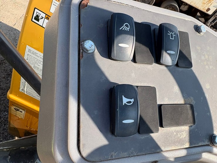2015-volvo-dd25b-image-37