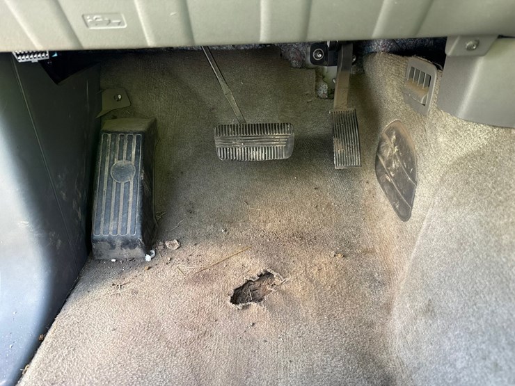 #1389-•-2017-nissan-pickup-truck-image-31