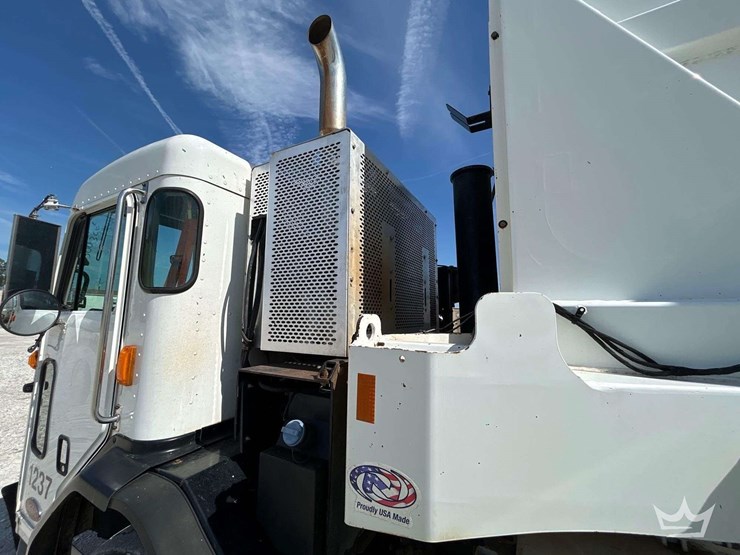 2017-peterbilt-520-image-17