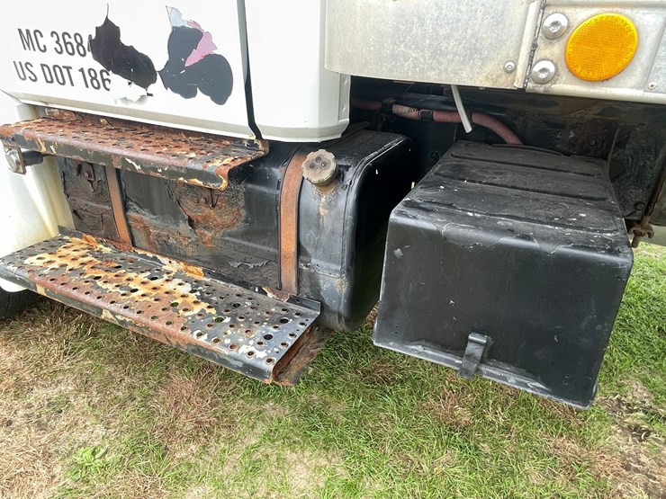 2004-freightliner-fl70-image-10