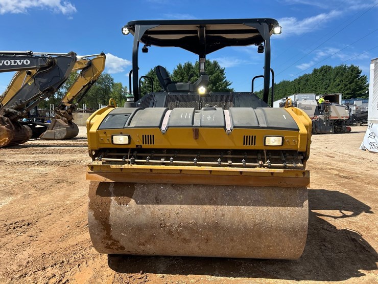 2015-caterpillar-cb66b-image-8