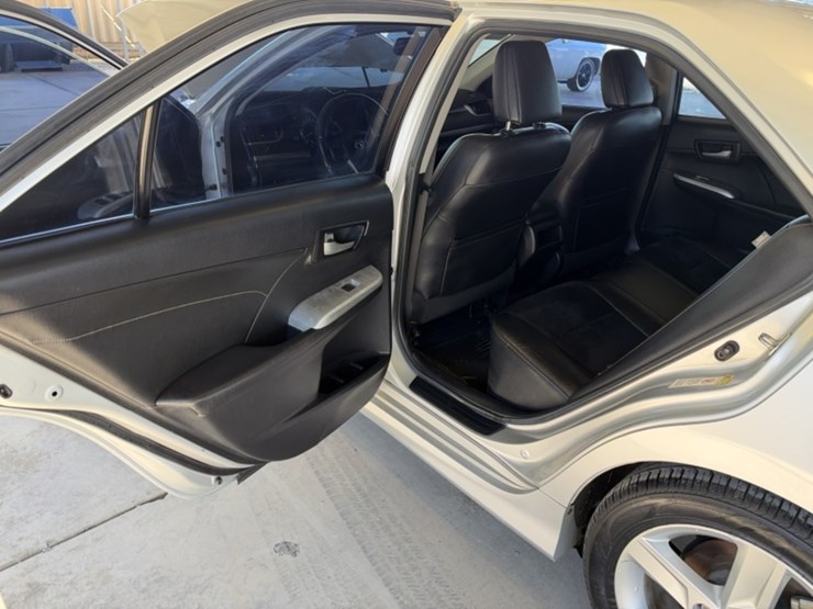 2014-toyota-camry-sdn-image-31