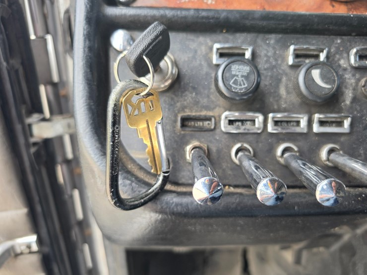 2005-peterbilt-379-image-70