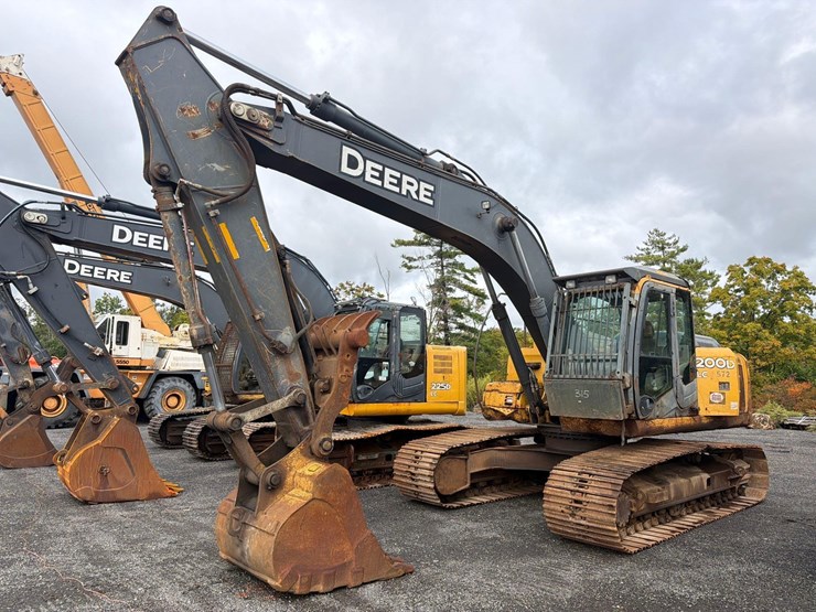 deere-200d-lc-image-1