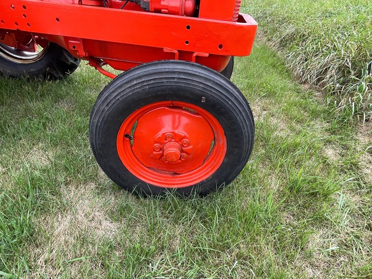 #1003-•-allis-chalmers-ib-tractor-image-29