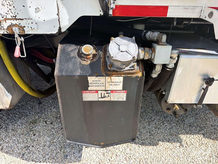 2017-freightliner-m2-106-image-36