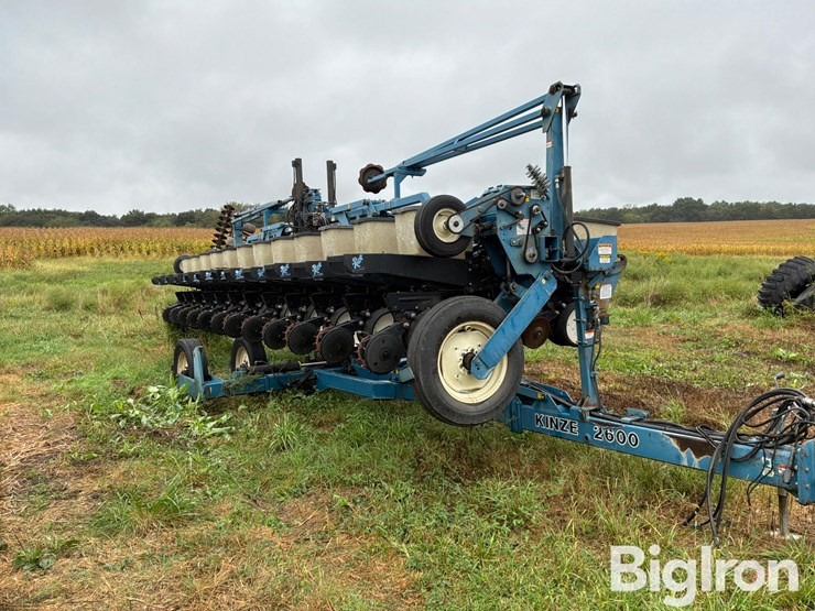 1997-kinze-2600-image-3