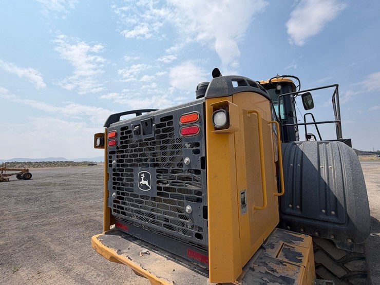 2019-deere-744k-image-49