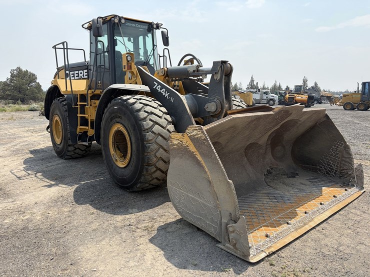 2019-deere-744k-image-3