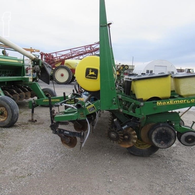 JOHN DEERE 7200