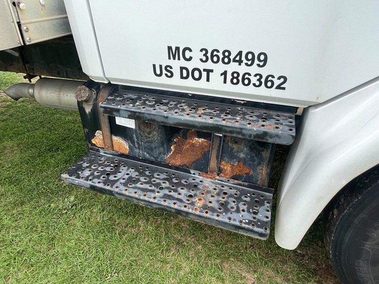 2004-freightliner-fl70-image-13