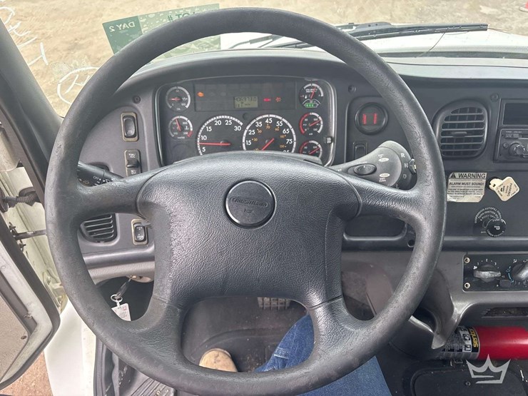 2012-freightliner-m2-106-image-14