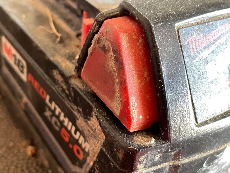#5512-•-(3)-milwaukee-18v-batteries-and-charger-image-12