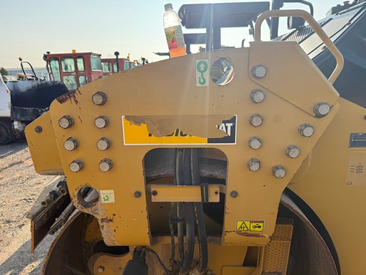 2015-caterpillar-cb66b-image-10