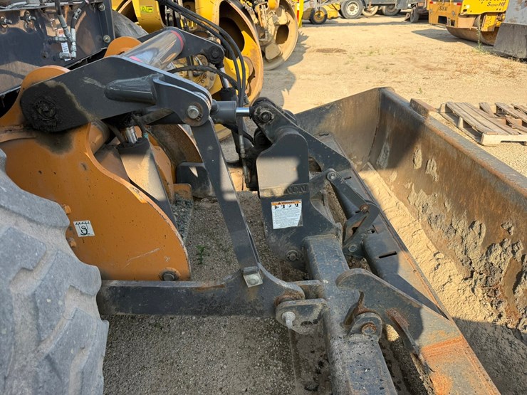 #2486-•-2015-case-570nep-skip-loader-image-31