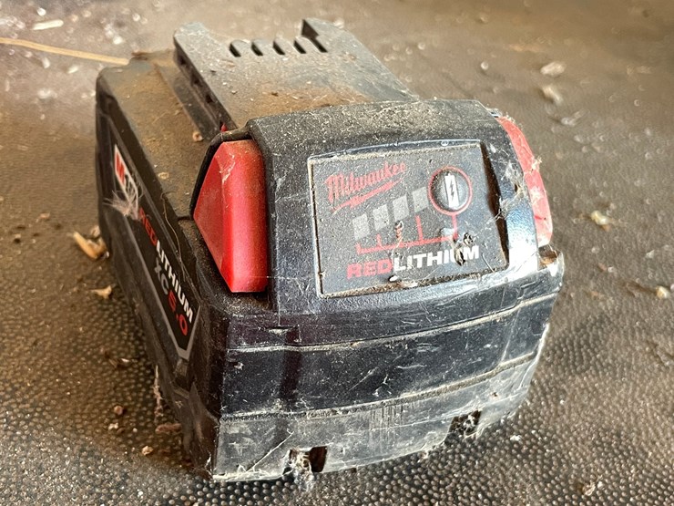 #5512-•-(3)-milwaukee-18v-batteries-and-charger-image-15