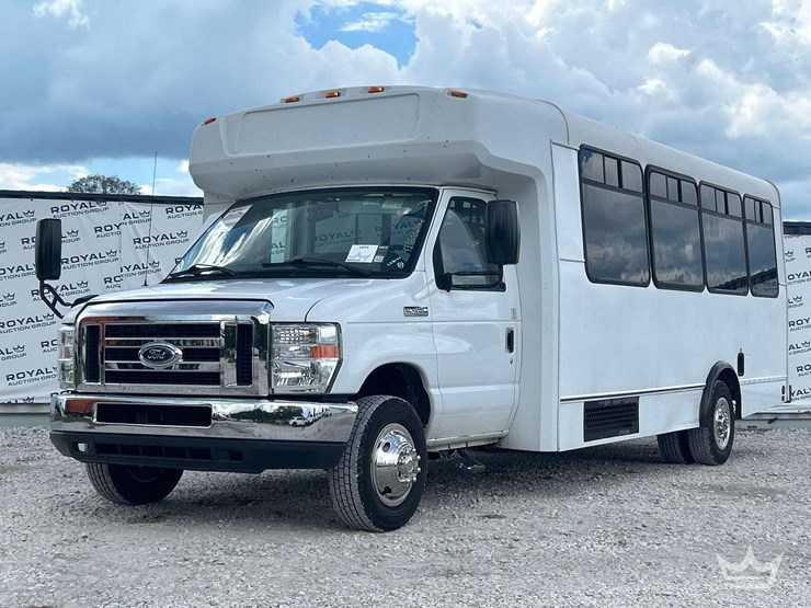 2017-ford-e450-image-1