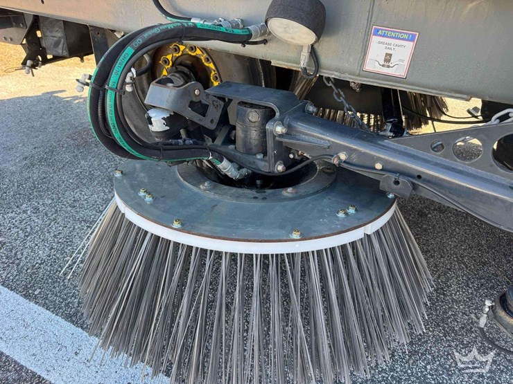 2020-global-3-wheel-r3-air-street-sweeper-image-14