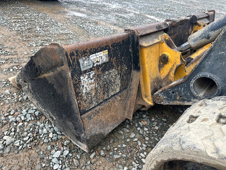 deere-323e-image-36