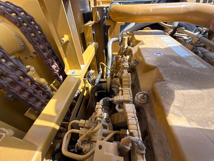 2019-caterpillar-352f-image-54